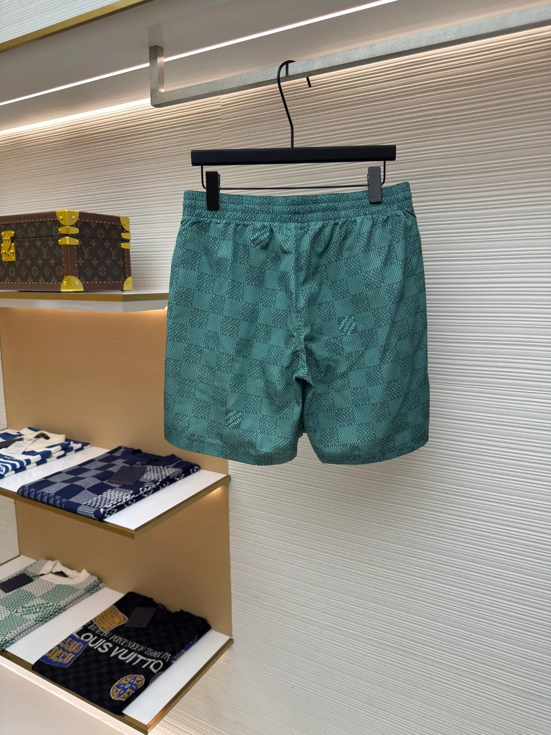 LOUIS VUITTON Printed Beach Pants Chess ●Authentic: Purchased and developed at 6950 ●Item No.: 1680015-A65 ●Fabric: nylon fabric ●Technology: Printing ●Version: Fitted version ●Weight: about 168 grams ●Size: The L.Vuitton déposé logo is integrated into the checkered pattern and can be paired with a matching T-shirt or for a casual look. It features a standard fit, all-over Damier Monogram print, drawstring elastic waist and side pockets. Cut and sew the flower position to restore the pattern effect. The overall wiring is straight and delicate, the fabric is comfortable and soft, and the color is consistent without color difference. It can be matched with the same style to create a fashionable look and control various occasions. Customized accessories, complete with three standards, same style for men and women!